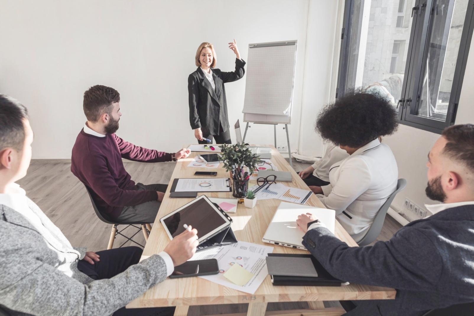Steuerberater erklärt Dokumente einem Klientenpaar