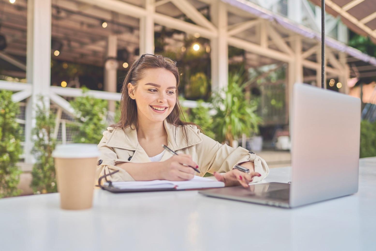 Finanzplanung mit Taschenrechner und Dokumenten